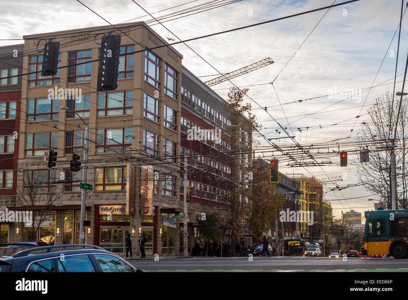 Una escena callejera en el barrio de Capitol Hill de Seattle, en la intersección de Broadway y Pine Street. Foto de stock