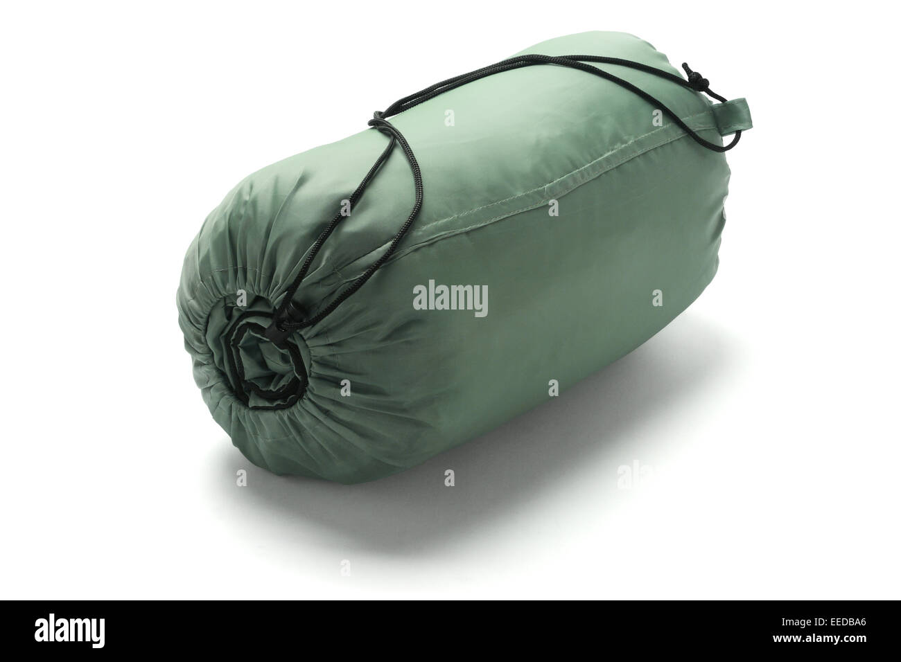 Empaquetados en una bolsa de dormir saco tumbado sobre fondo blanco. Foto de stock
