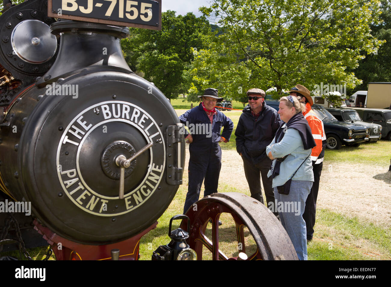 Reino Unido, Inglaterra, Wiltshire, vapor y Vintage Feria, los visitantes admiran 1909 Burrell motor de tracción número 2126 Foto de stock