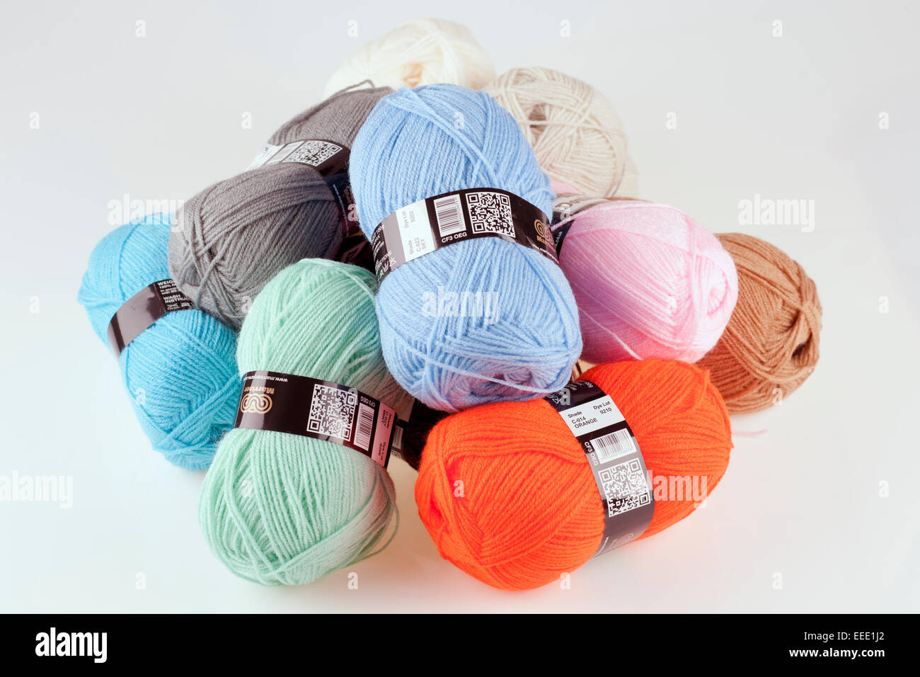 Montón de bolas de diferente color de doble lana de tejer Foto de stock