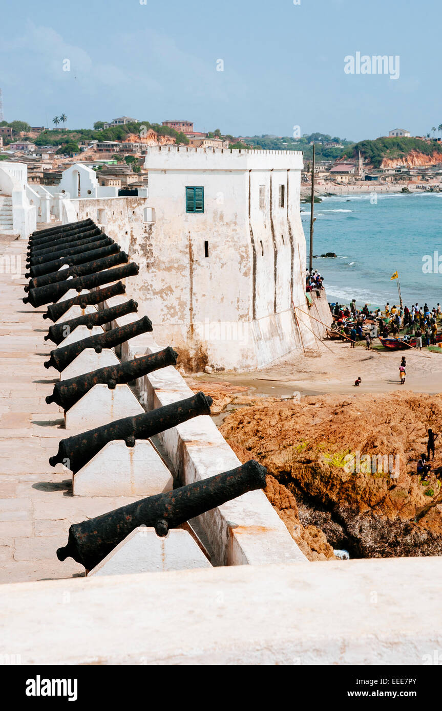 Cañones de castillo de Cape Coast, Ghana. Foto de stock