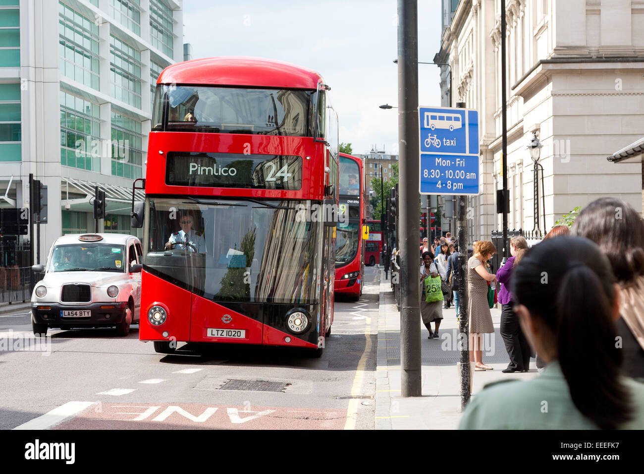 Vista frontal de los nuevos autobuses de Londres el route 24 Foto de stock