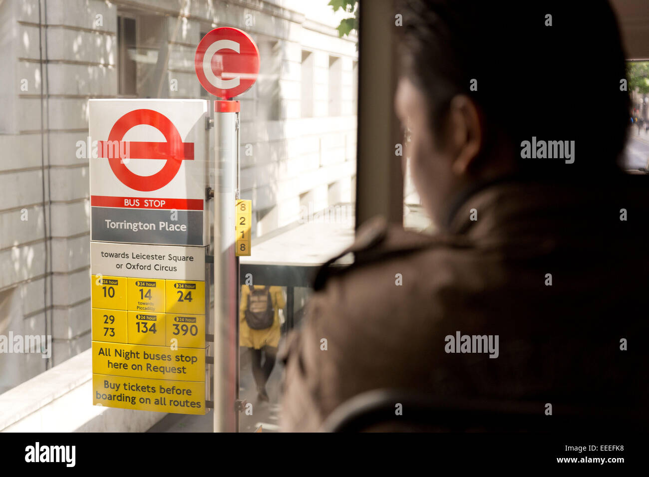 Los pasajeros pueden leer fácilmente banderas de la parada de autobús desde la cubierta superior Foto de stock