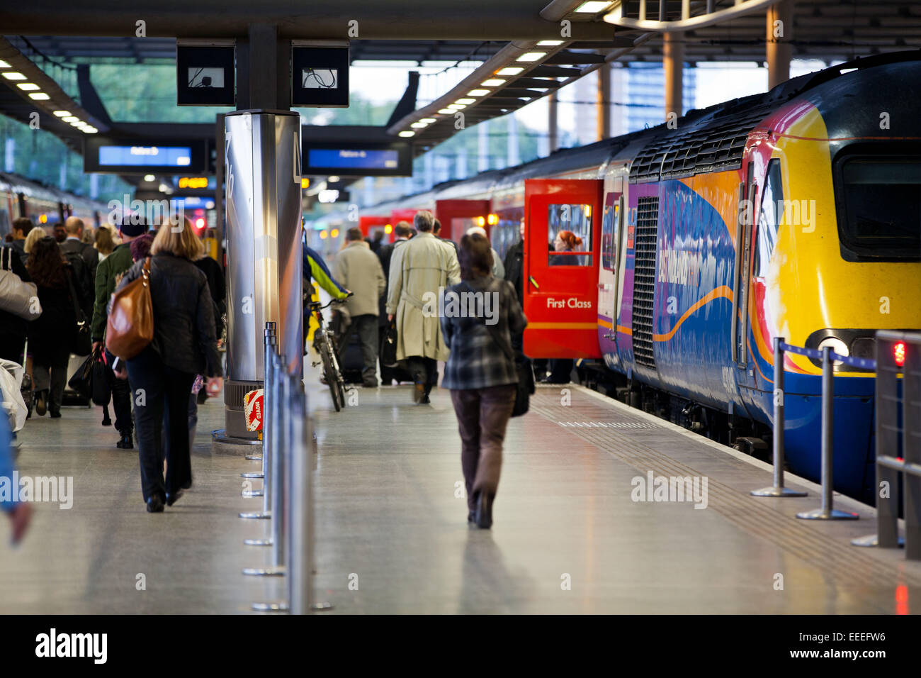 Los viajeros que embarquen en un servicio de trenes de East Midlands de St. Pancras International station Foto de stock