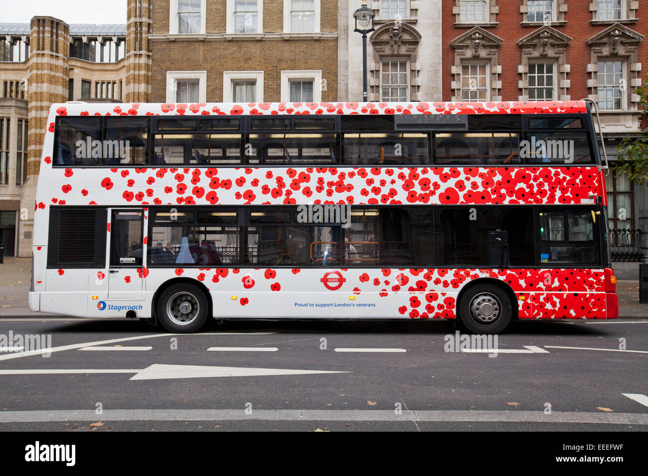 Bus de amapola Livery revelación en Whitehall Foto de stock