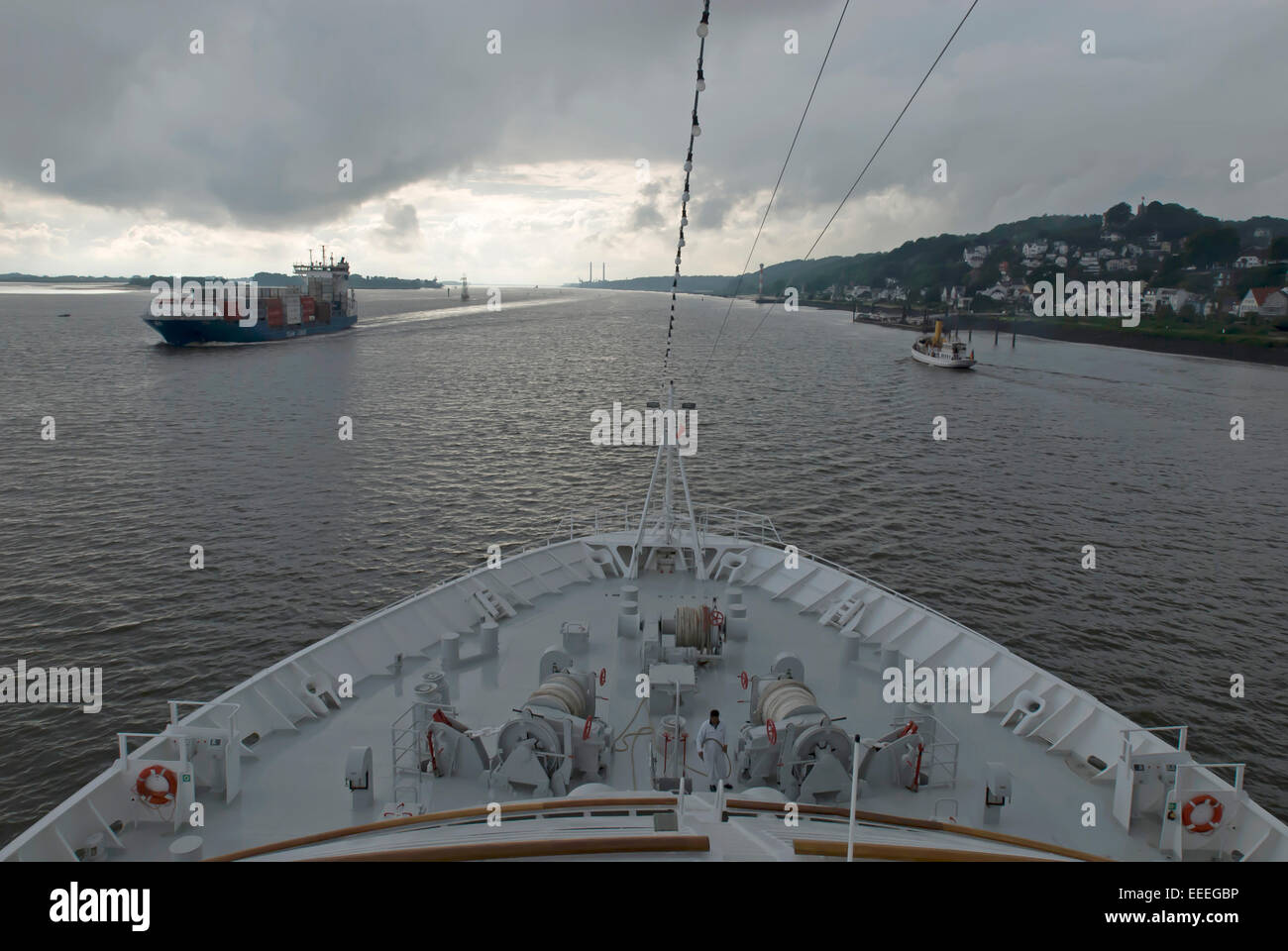 Hamburgo, Alemania, con un barco sobre el río Elba inferior Foto de stock