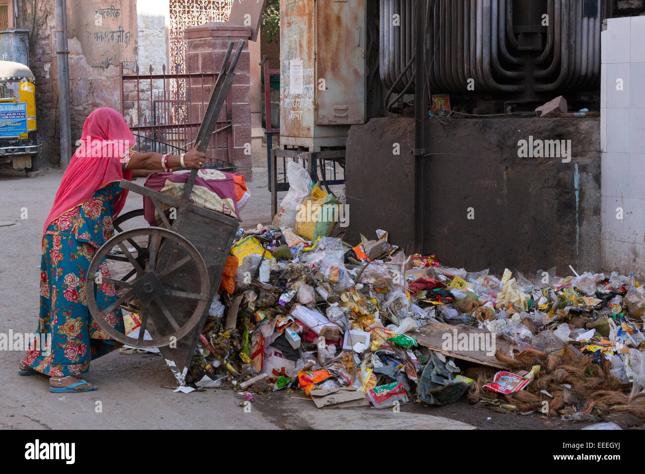 La India, Rajastán, Jodhpur, mujer limpia las calles vaciar la basura Foto de stock