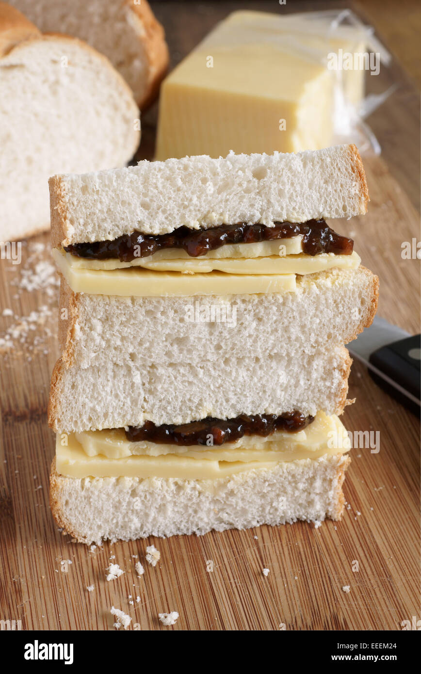 Sándwich de queso cheddar y pepinillo, un snack rápido y sencillo Foto de stock
