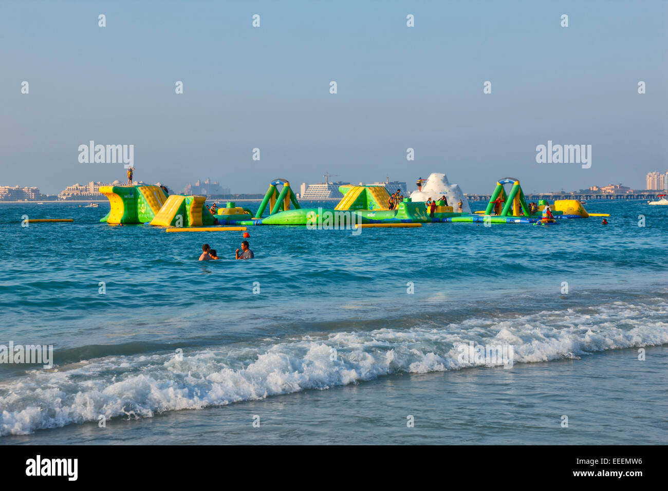 Deportes acuáticos en la playa de Dubai. Jumeirah Beach Residence Foto de stock