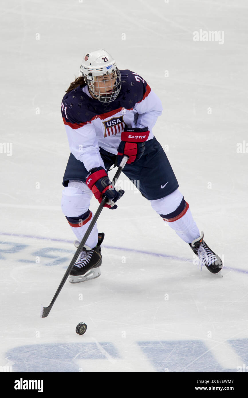 Hilary Knight (USA)-21 durante un juego frente a Canadá en los Juegos Olímpicos de Invierno, Sochi 2014 Foto de stock