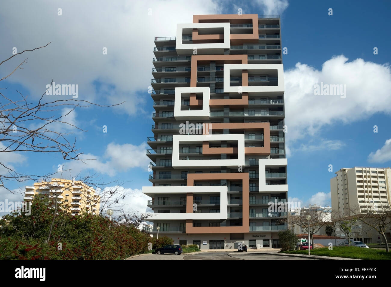 El moderno diseño del bloque de apartamentos Torre Rocha en Praia da rocha, Algarve, Portugal Foto de stock