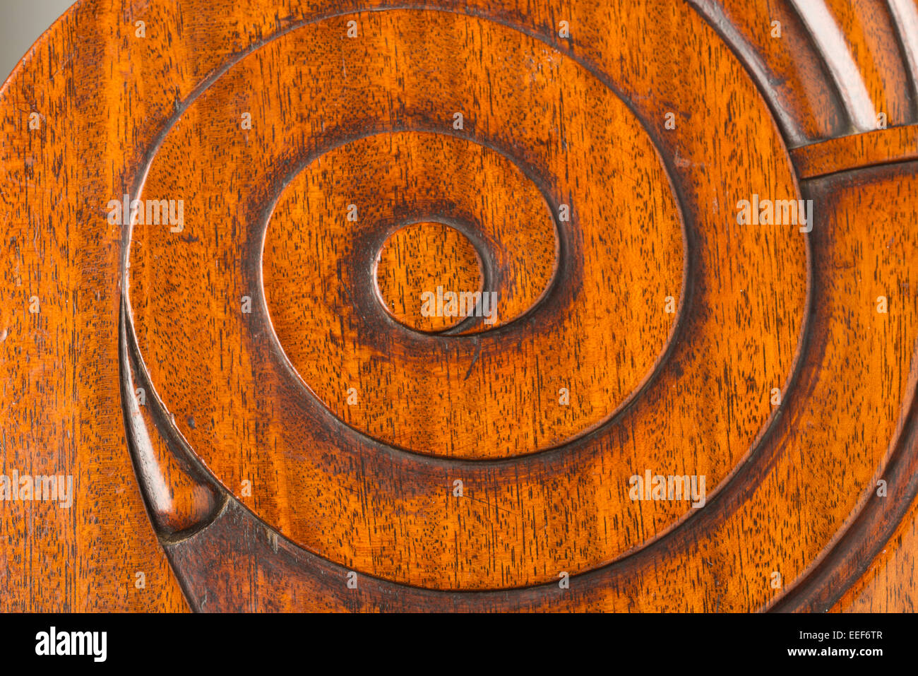 Rizado remolino o espiral motif talladas en caoba, muebles antiguos de  madera Fotografía de stock - Alamy