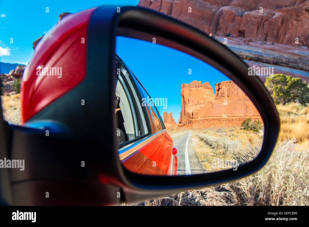 Courthouse Towers reflejada en un espejo lateral del coche, el Parque Nacional de Arches, en Utah, EE.UU. Foto de stock