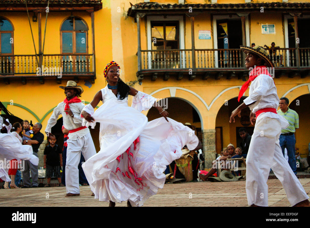 Bailarines tradicionales colombianas realizando en Cartagena en la principal plaza de la Ciudad Vieja, Colombia Foto de stock