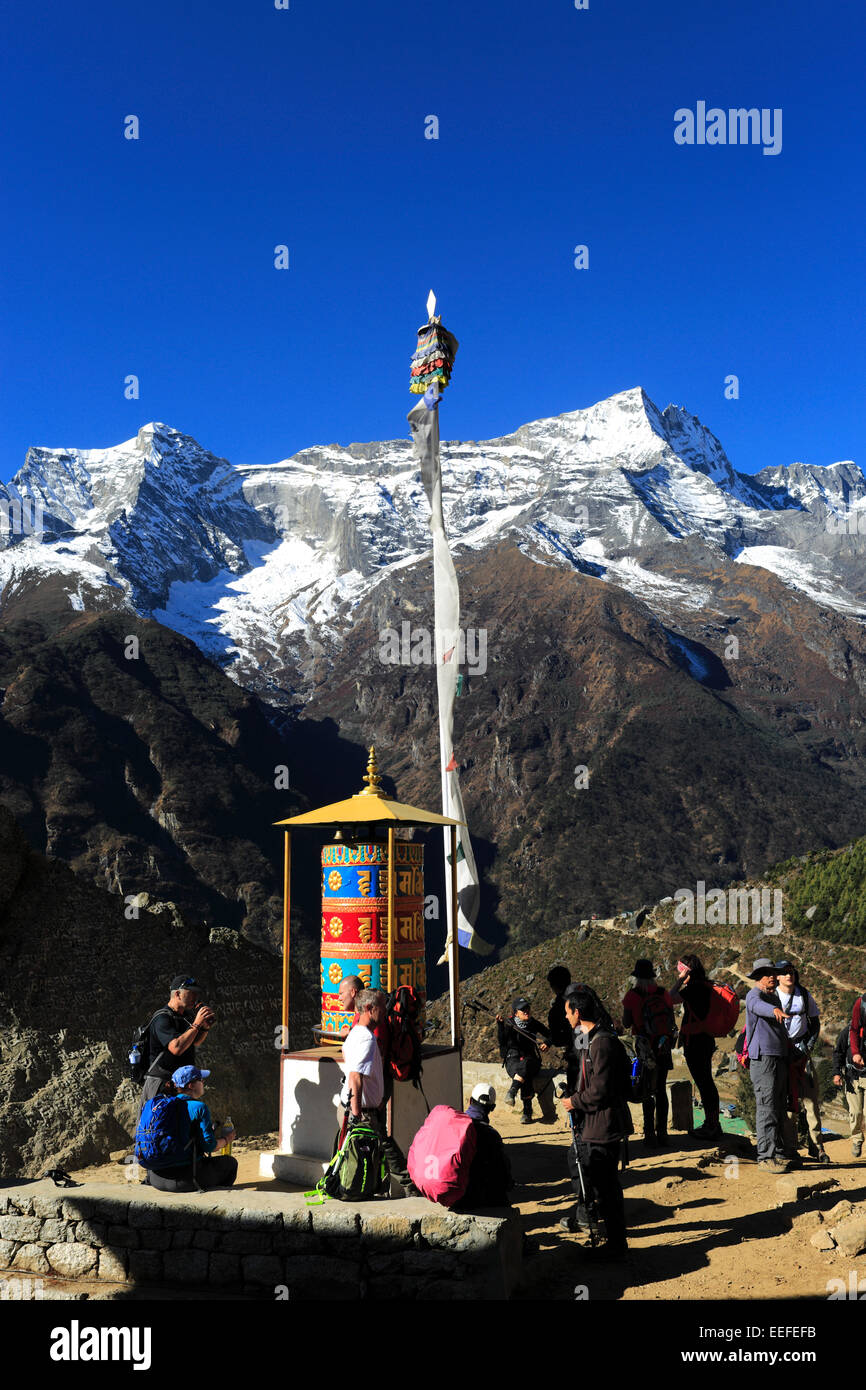 Rueda de oración, la Estupa Budista y banderas de oración, Namche Bazar village, el campamento base del Everest trek, Sitio del Patrimonio Mundial de la UNESCO, Sagarma Foto de stock