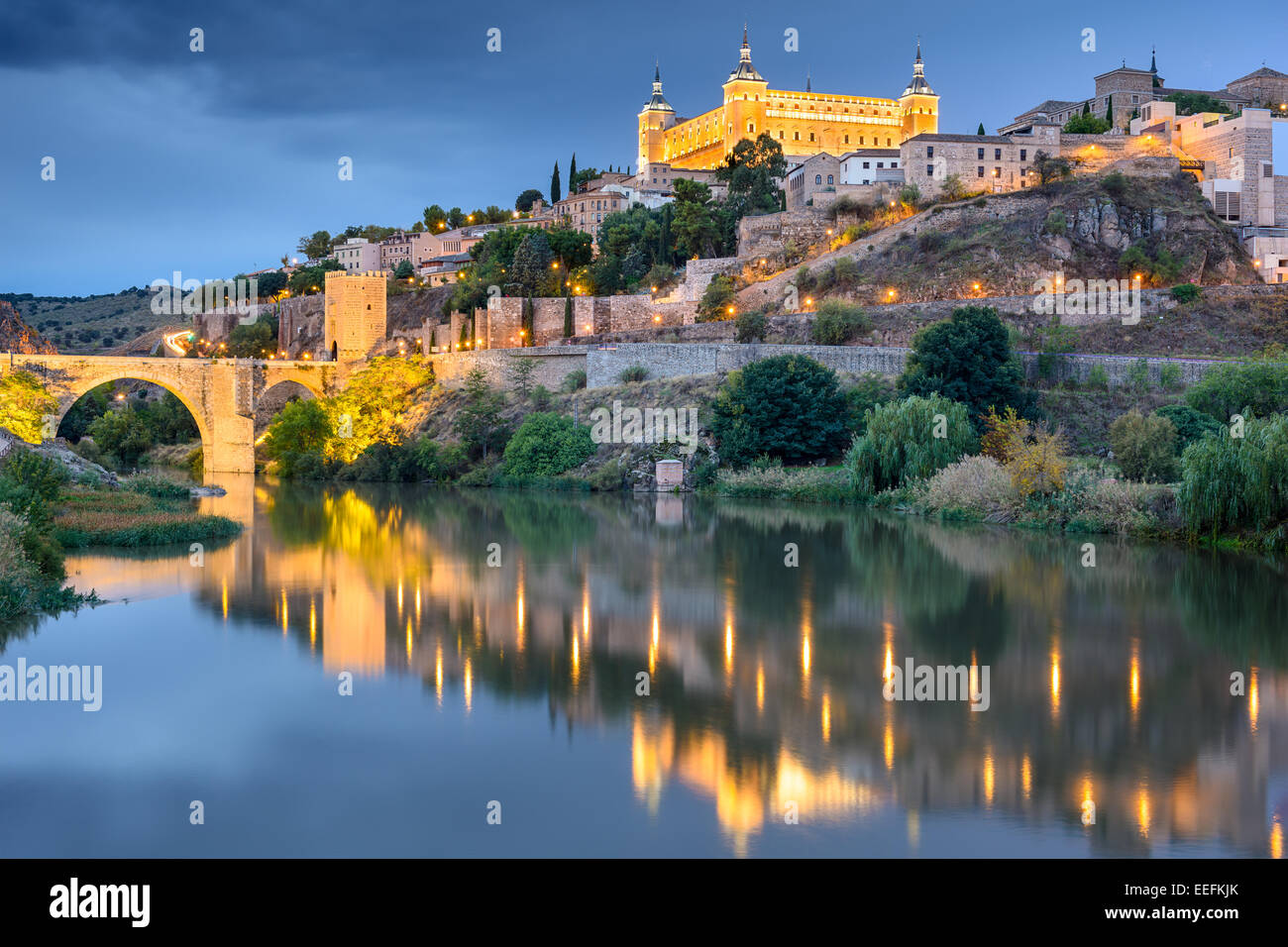 Toledo, España ciudad vieja skyline en el Alcazar sobre el río. Foto de stock