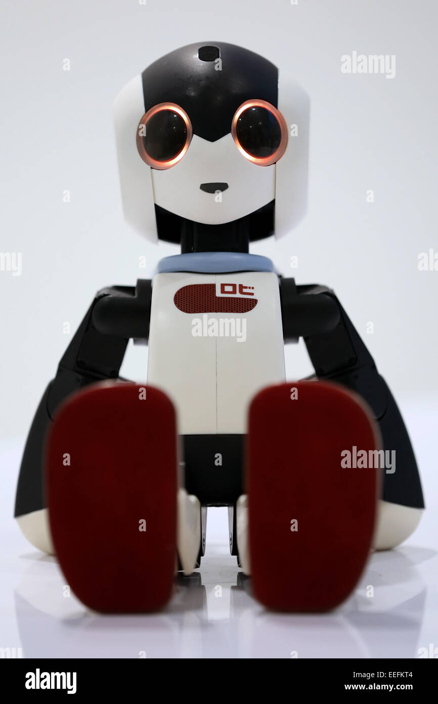 Tokio, el jueves. 15 Enero, 2015. Un robot llamado comunicación 'Robi' está  sentado durante una rueda de prensa previa para 'Robi cafe' donde los  visitantes pueden interactuar con los robots mientras disfruta