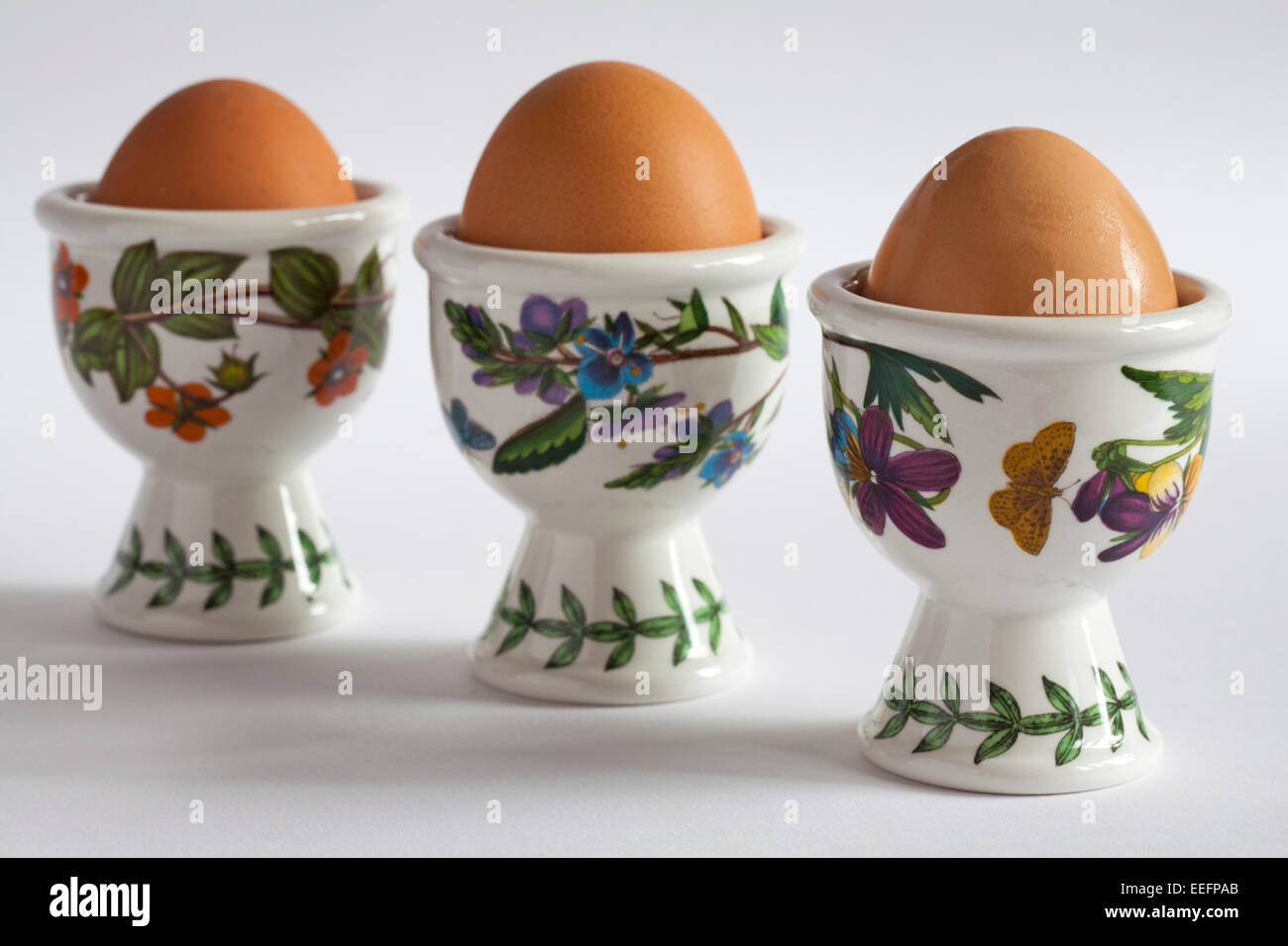 Tres Portmeirion cerámica tazas con huevo huevos en aislado sobre fondo  blanco Fotografía de stock - Alamy