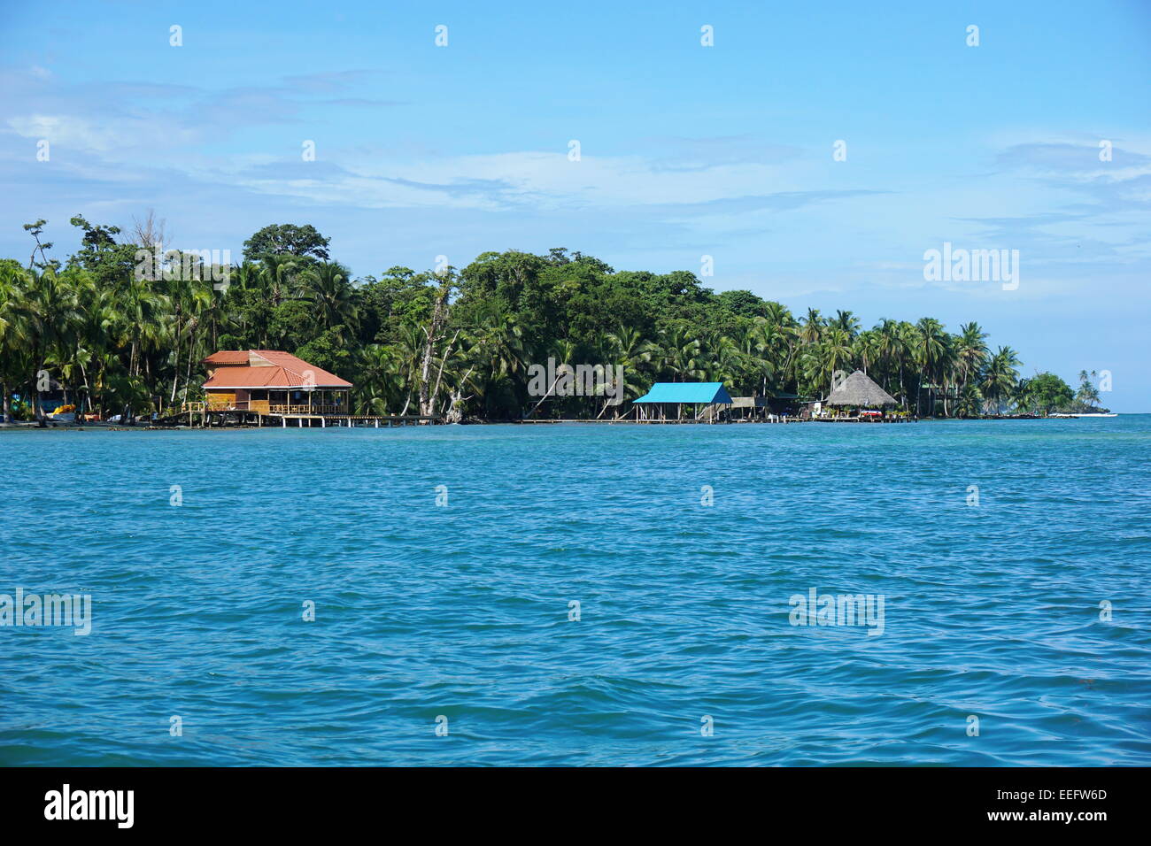 La costa de la Isla Carenero con Waterfront Restaurant, Caribe, Bocas del Toro, Panamá, América central Foto de stock
