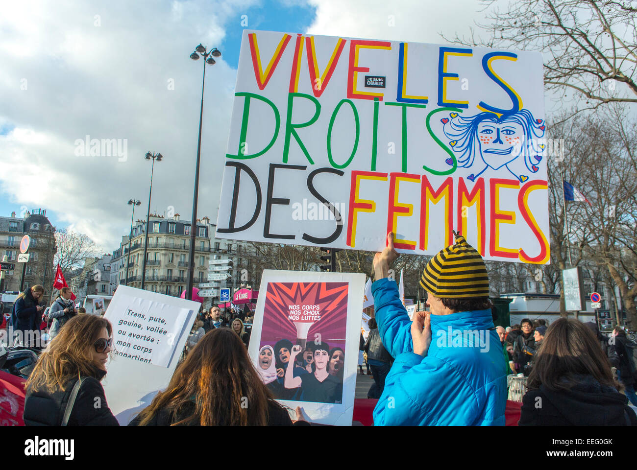 Paris, Francia, Divers French N.G.O.'s Groups, Demostración Feminista en Honor del 40th Aniversario de la Legalización de la Ley del Aborto, sosteniendo el cartel de protesta francés 'Long Live Women's Rights' pro aborto rally Foto de stock
