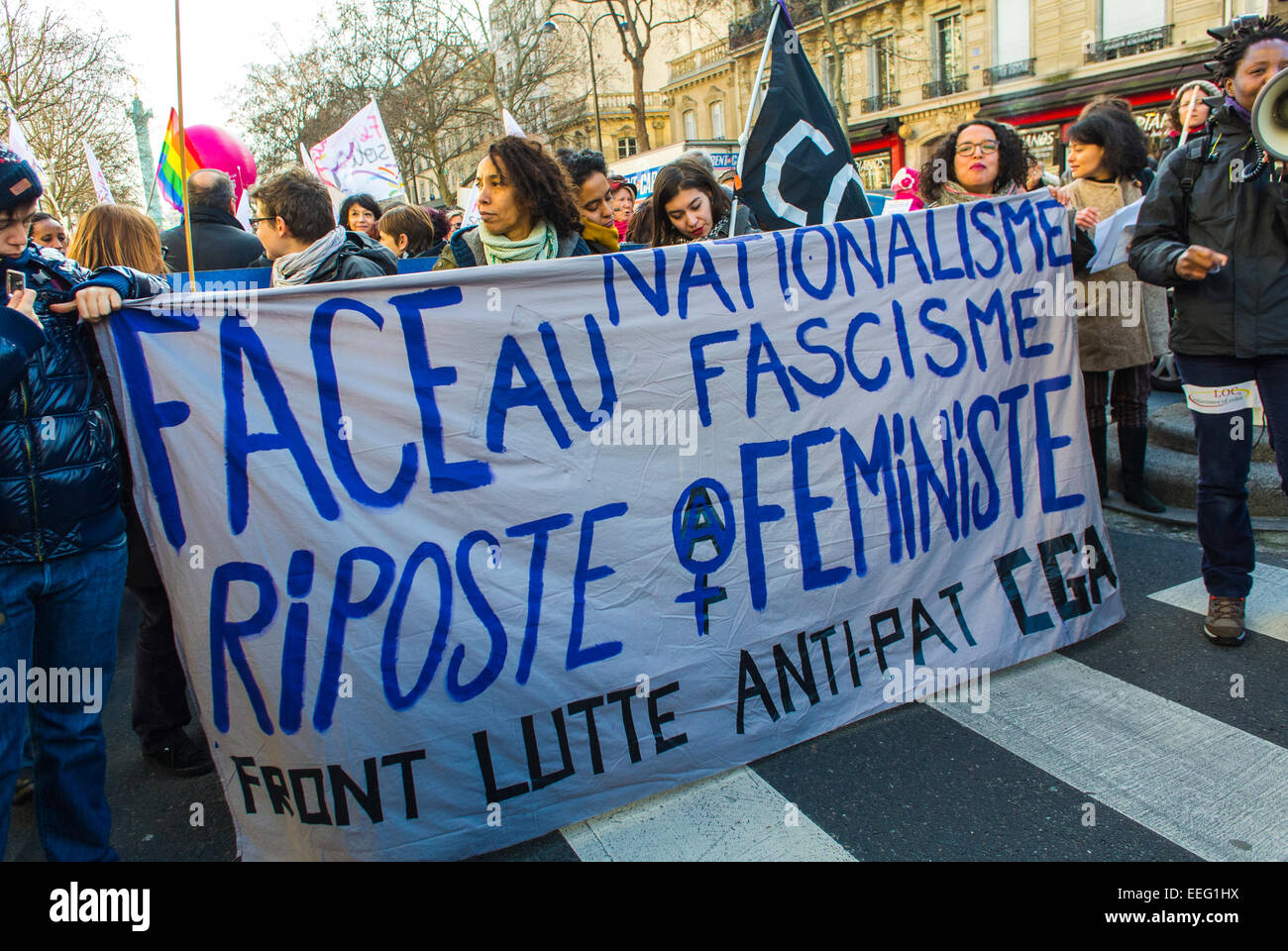 París, Francia, Grupos de N.G.O. franceses, Demostración feminista en honor del aniversario de la legalización de la ley del aborto, Mujeres Marching Holding Banners de la protesta, Anti-fascistas, rally pro aborto Foto de stock