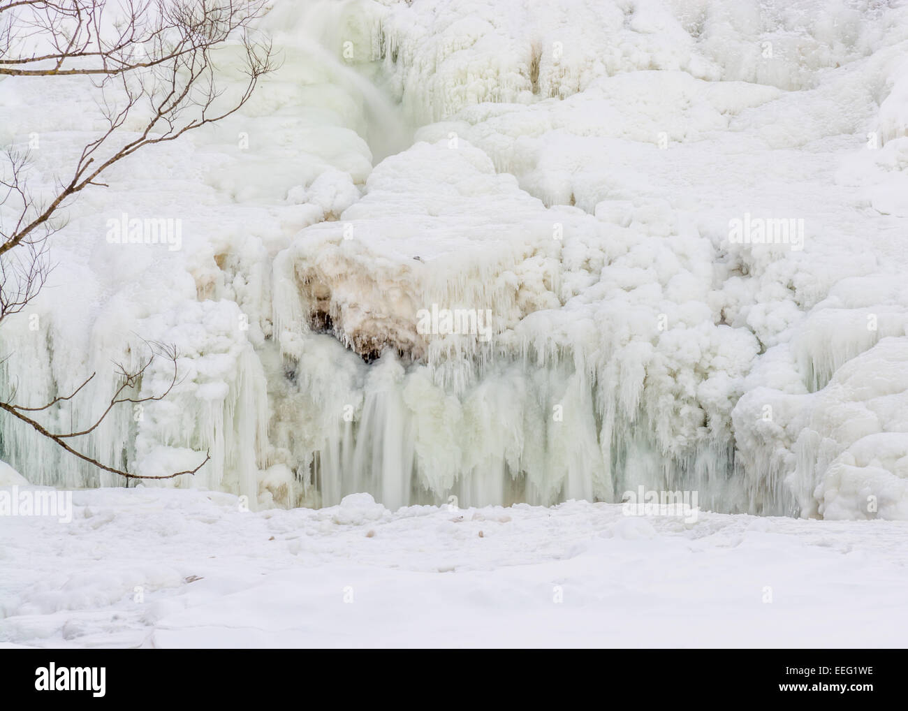 El agua helada cae en Williamsville Glen Park, Nueva York. Foto de stock