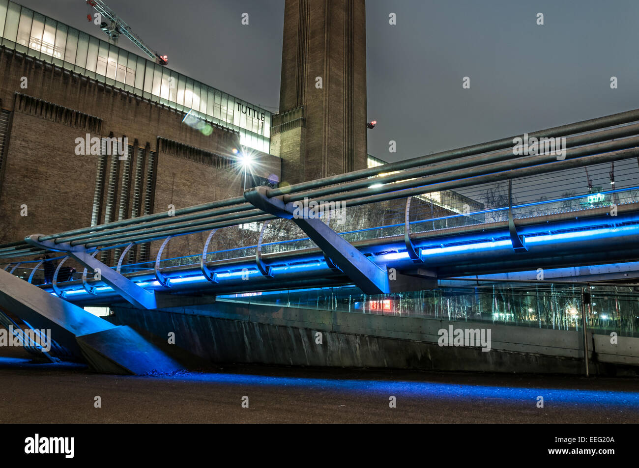 La galería de arte Tate Modern y el puente del milenio en la noche Foto de stock