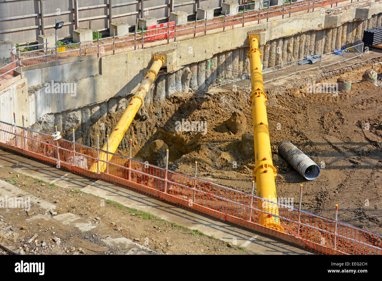 Barras de refuerzo hidráulicas de esquina colocadas en paredes de retención apilados durante el trabajo de cimentación del sótano en el sitio de construcción Londres Inglaterra Reino Unido Foto de stock