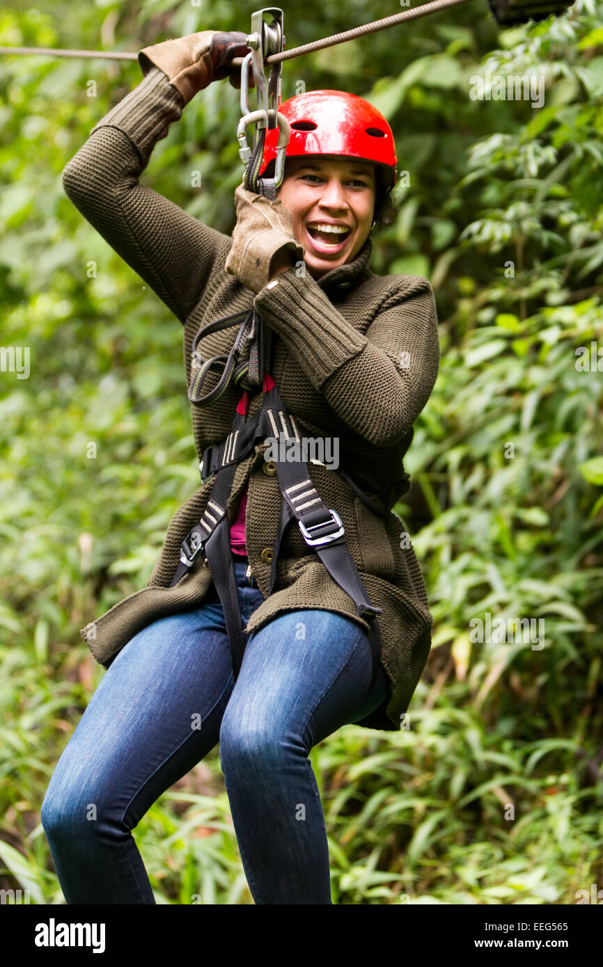 Adultos Mujer Afro Slim Cerrar retrato sobre Canopy en la selva ecuatoriana cerca de Baños de Agua Santa Foto de stock