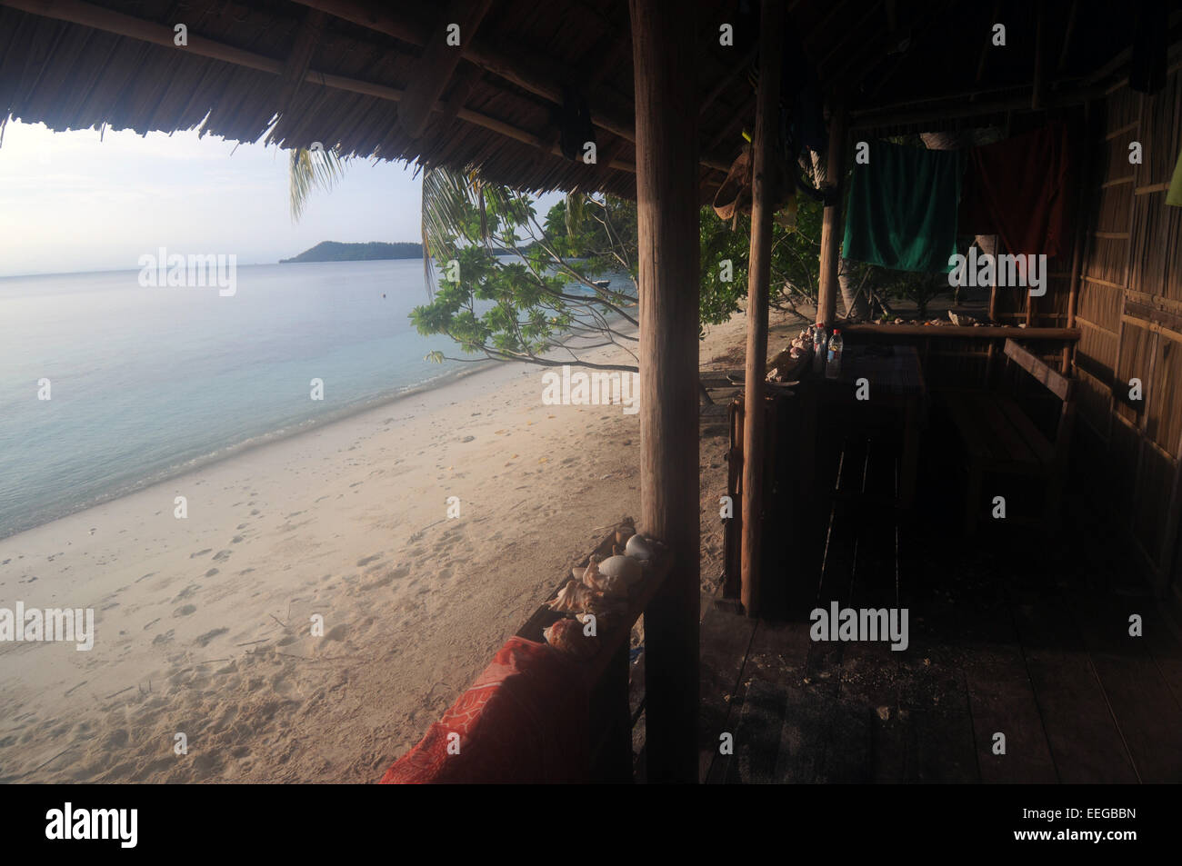 Calma por la mañana en el homestay, GAM, Raja Ampat Isla, provincia de Papúa, Indonesia Foto de stock