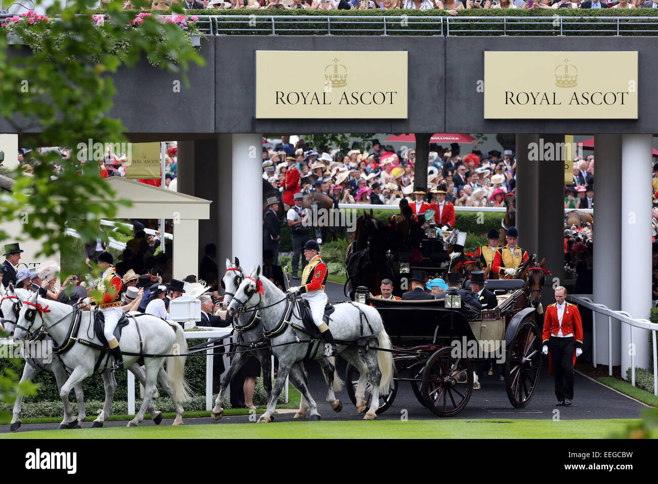 Royal Ascot, la procesión real. La reina Isabel II llega a la parade ring Foto de stock