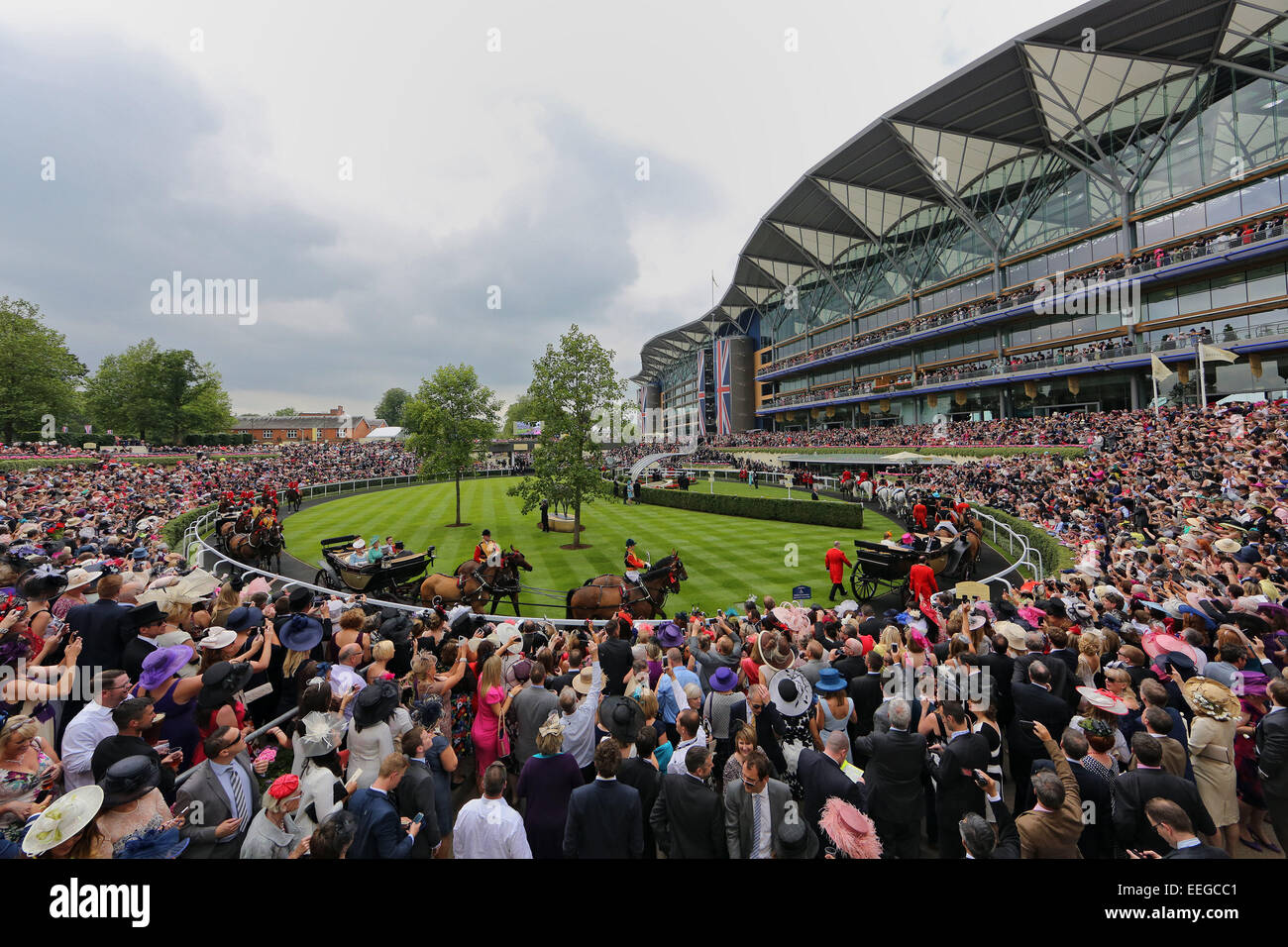 Royal Ascot, la procesión real. La reina Isabel II llega a la parade ring Foto de stock