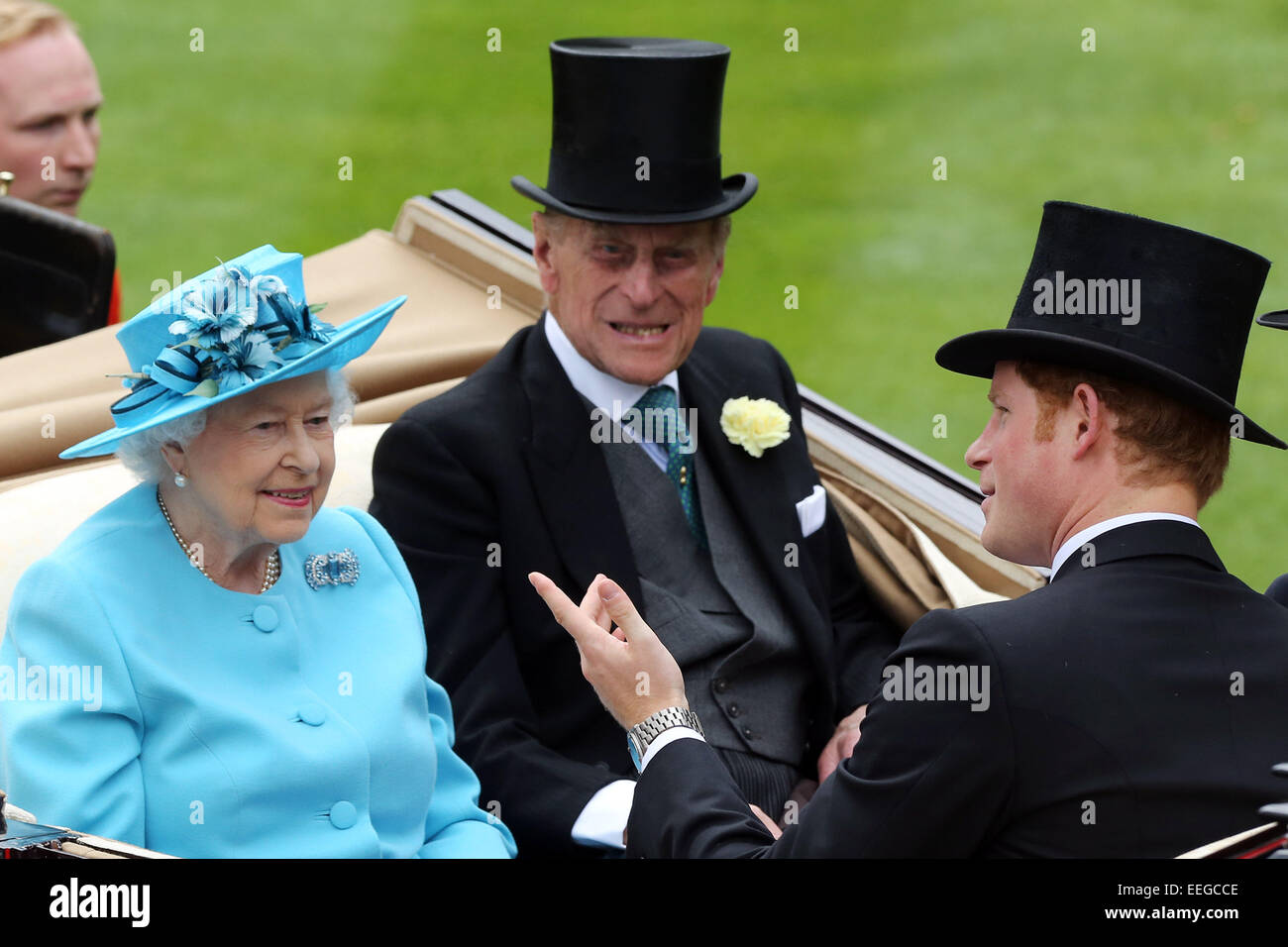 Royal Ascot, la procesión real. La reina Isabel II, el Príncipe Felipe y el príncipe Harry (derecha), llegando en el desfile ring Foto de stock