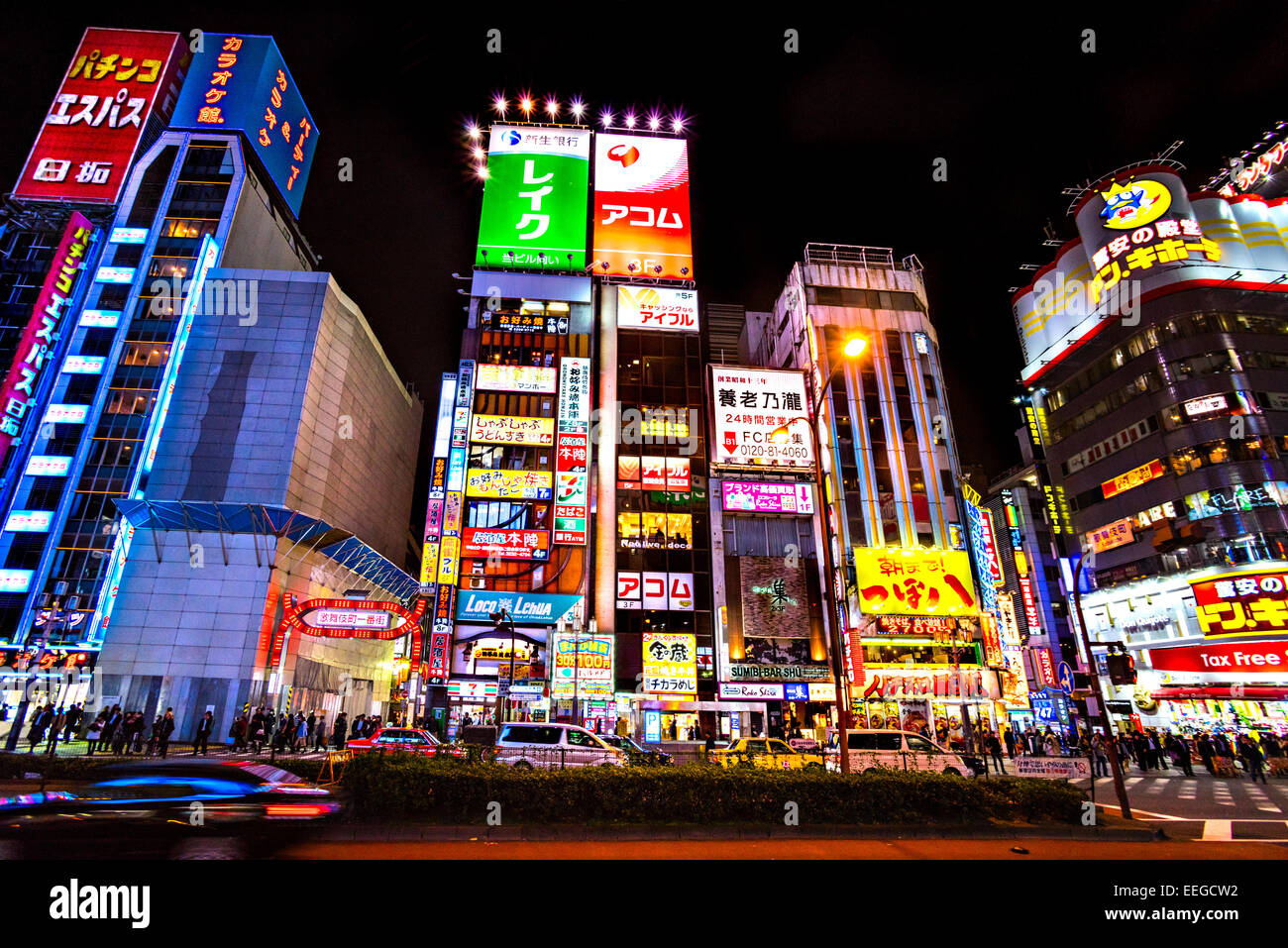 Tokio - 13 de noviembre: vallas publicitarias en Shinjuku Kabuki-cho del distrito el 13 de noviembre de 2014 en Tokio, Japón. Es una zona de vida nocturna distribu Foto de stock