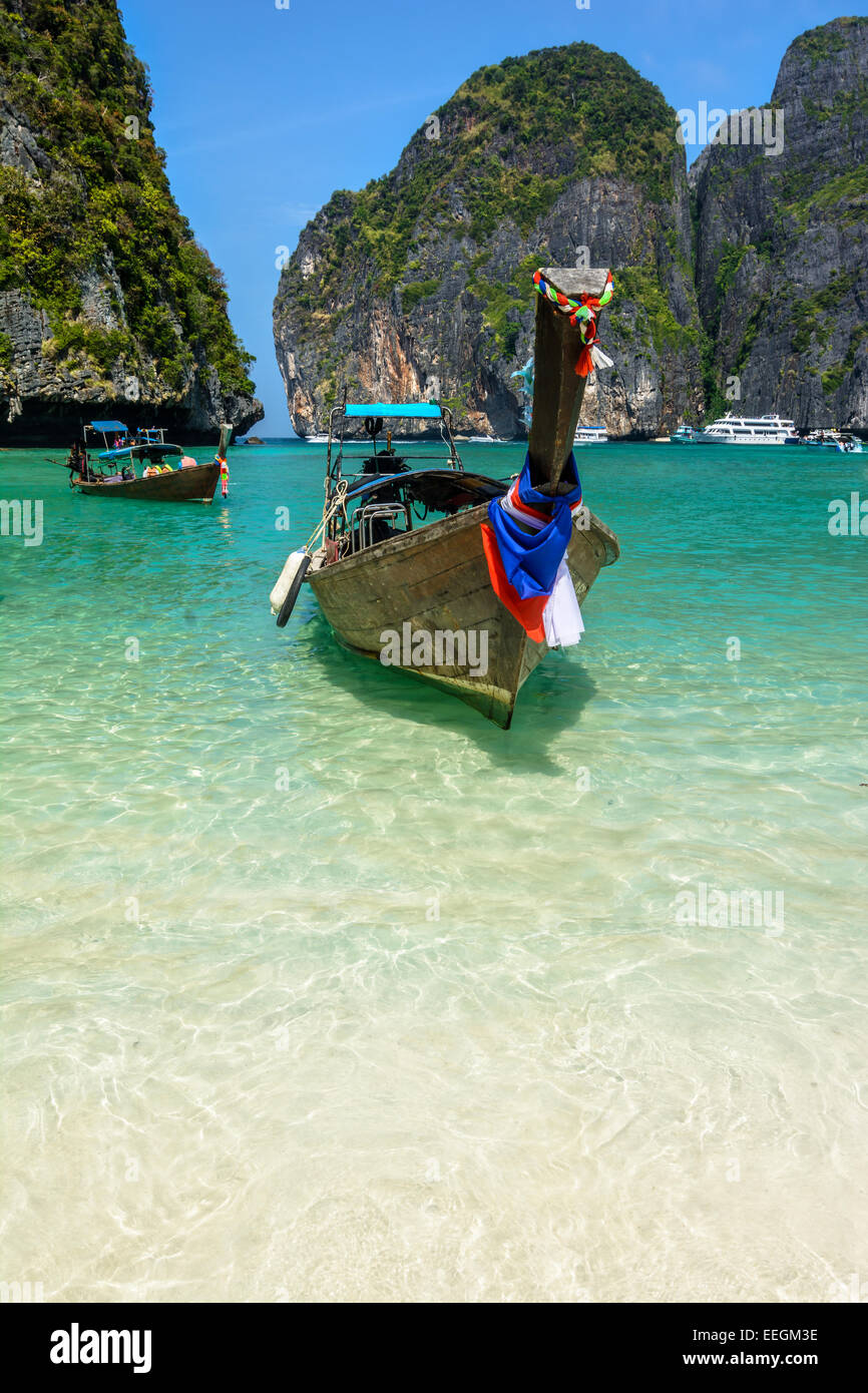 Maya Bay es un increíblemente hermosa bahía que es protegido por acantilados de 100 metros de alto por tres de sus lados con varias playas con suaves w Foto de stock