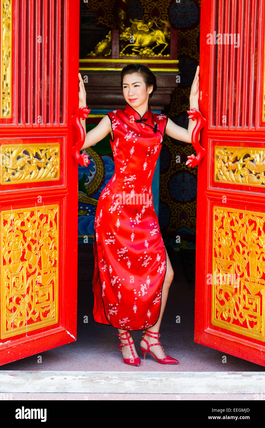 Mujer de vestido rojo,Cheongsam de chino tradicional de stock - Alamy