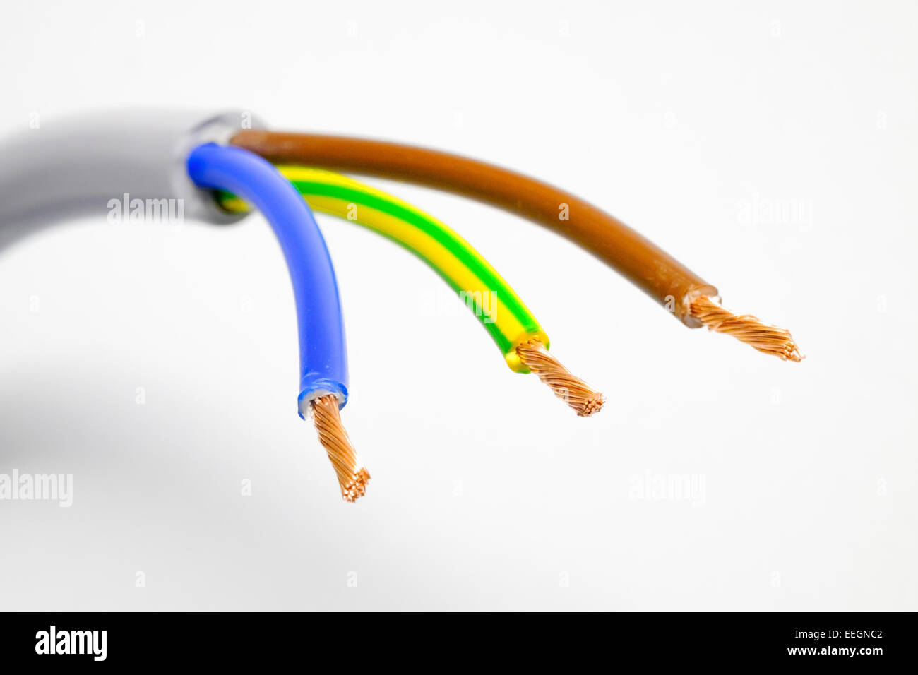 Colorido cable eléctrico de tres hilos. fondo de tecnología