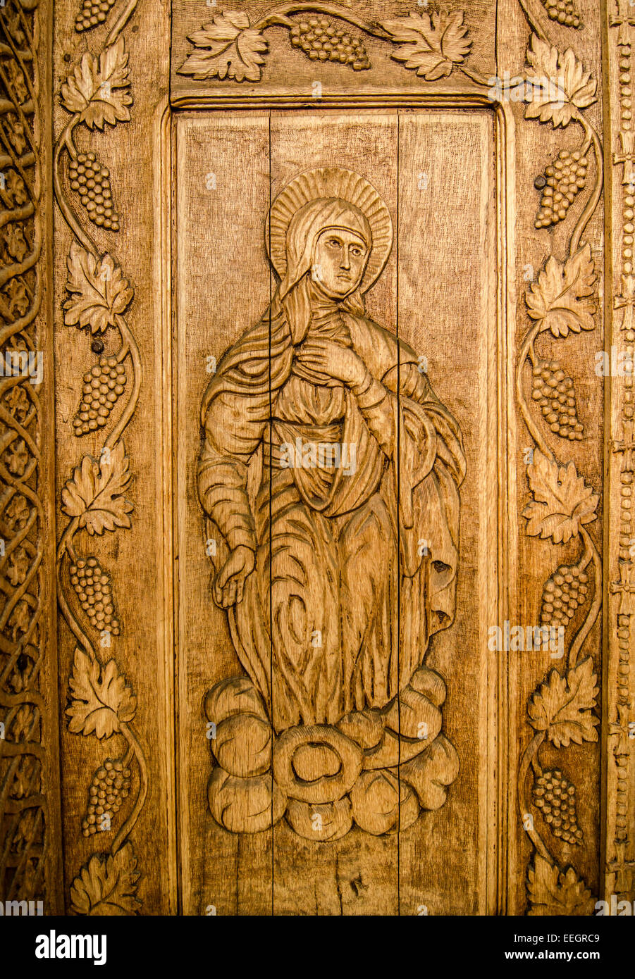 Maramures, Rumania: Madera esculpida sagrado icono en una iglesia ortodox rumana. Foto de stock