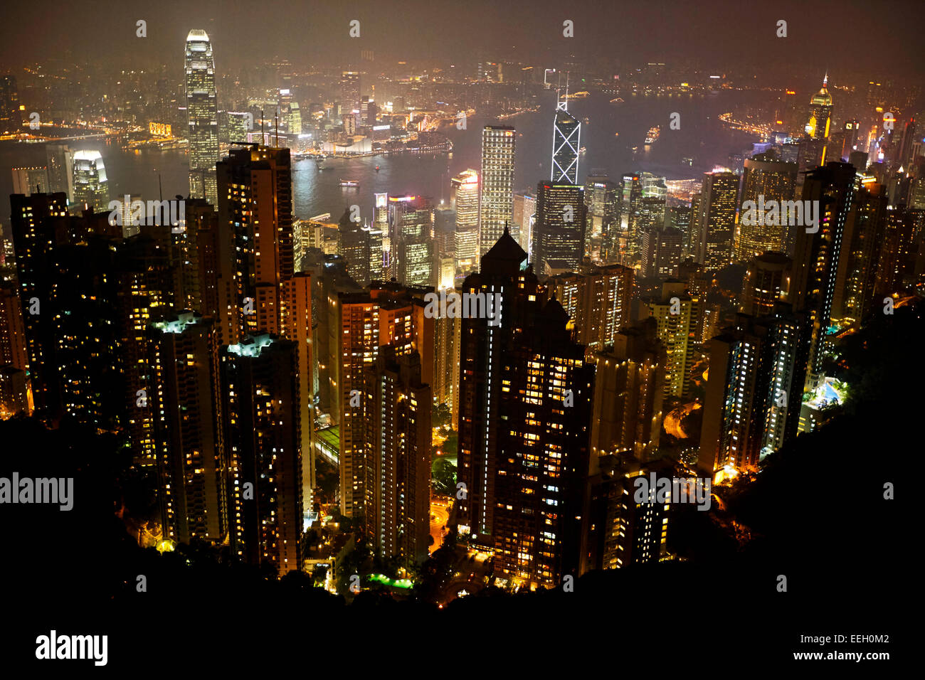 Vistas a la ciudad de Hong Kong por la noche desde el pico de la RAE china Foto de stock