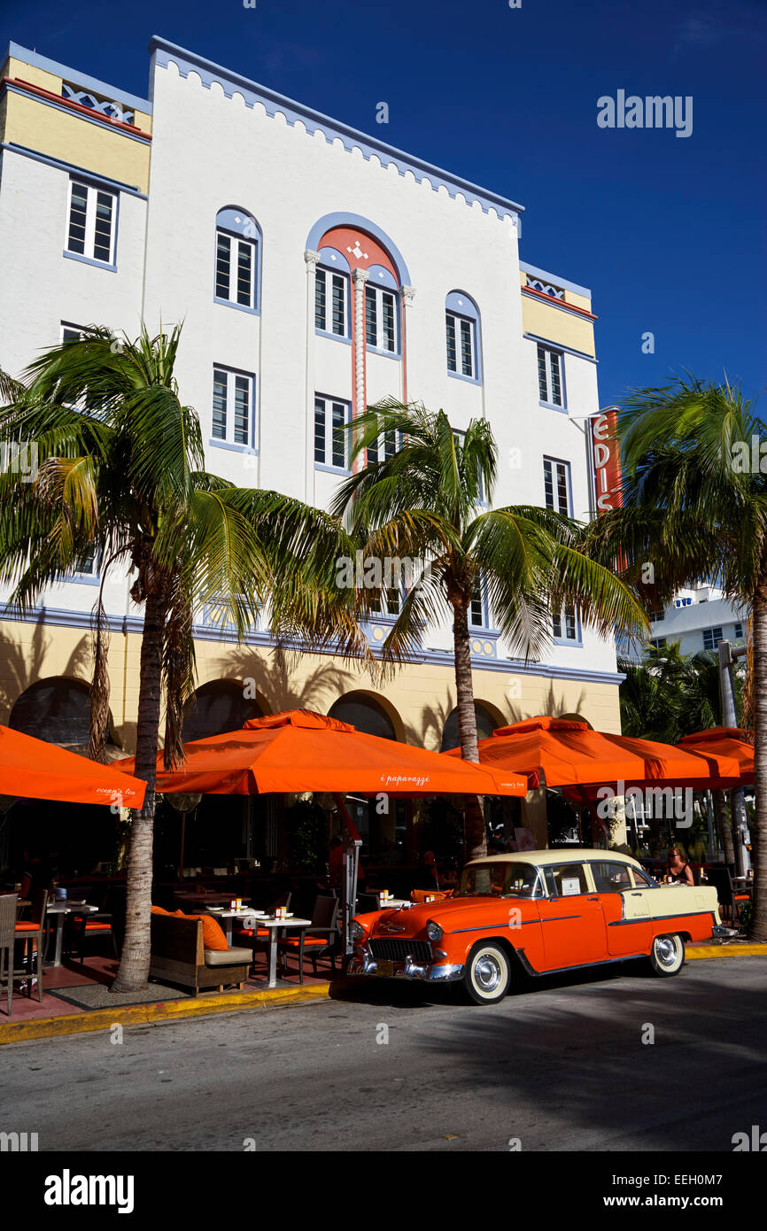 Naranja chevrolet Bel Air en el estilo cubano fuera del Edison Hotel Ocean Drive en el distrito art deco de Miami South Beach f Foto de stock