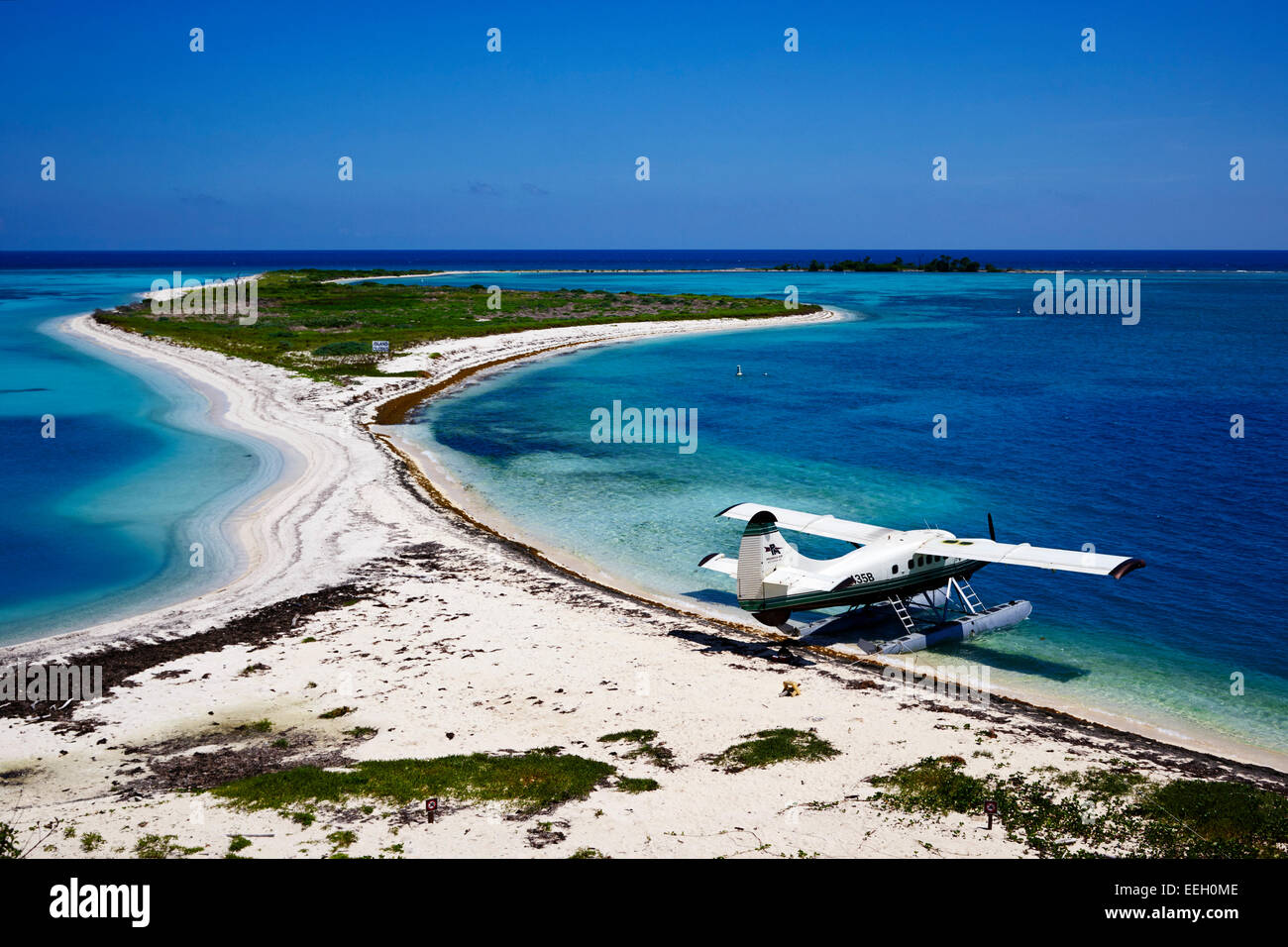 El DHC-3 otter dehaviland hidroavión sobre la playa y bush clave en dry tortugas de Florida Keys usa Foto de stock
