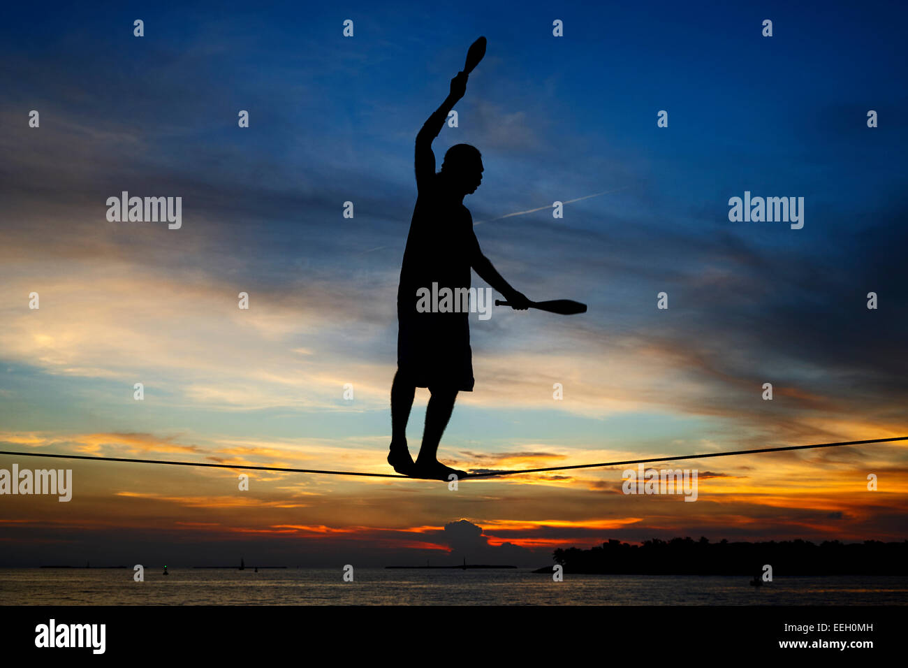 Walker tighrope realizando al atardecer celebraciones Mallory square Key West, Florida, EE.UU. Foto de stock