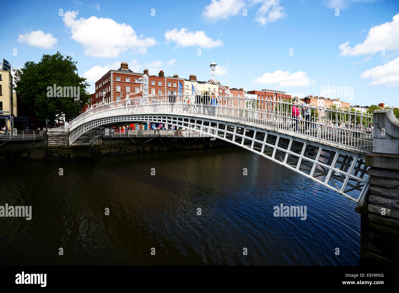 Ha'Penny Liffey, puente sobre el río Liffey, en el centro de Dublín Irlanda Foto de stock