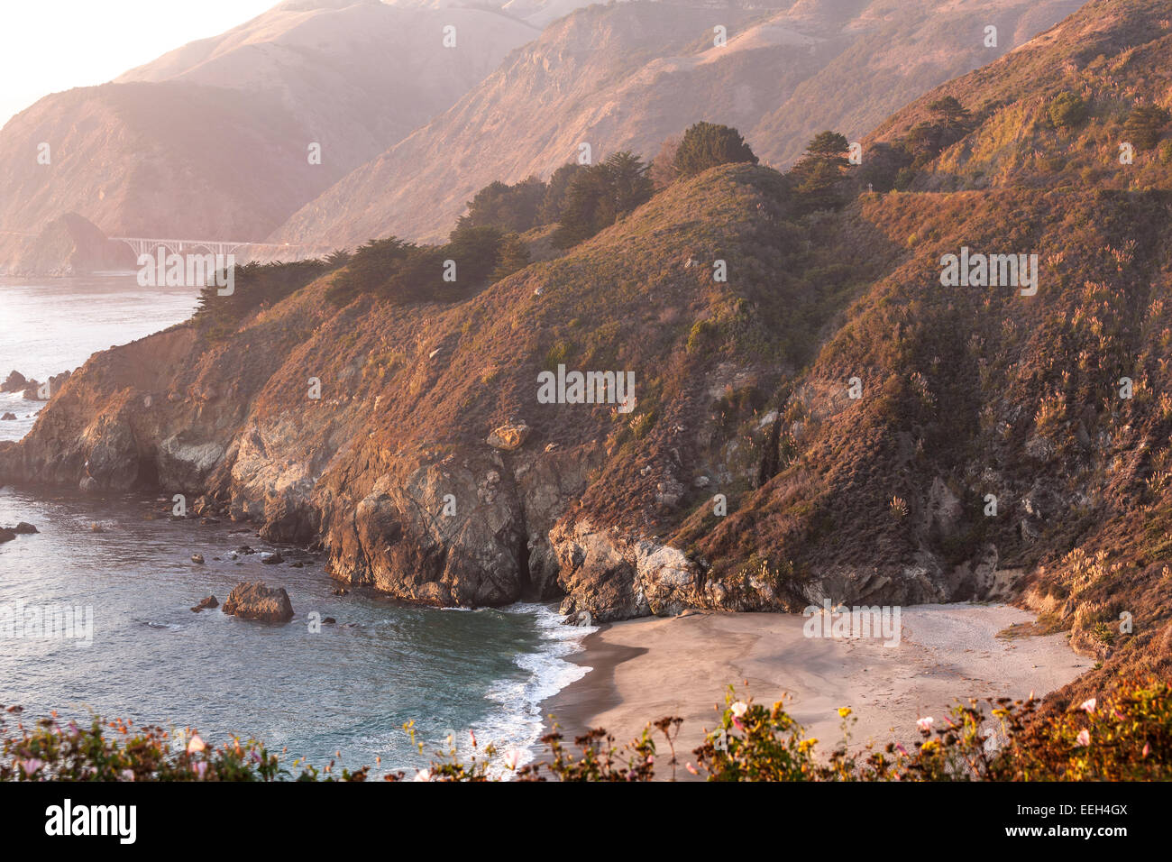 Costa de Big Sur, Cuenca con China Beach y Big Creek Bridge al sur de Big Sur de California. Vista desde el punto de Gamboa, nebuloso atardecer. Foto de stock