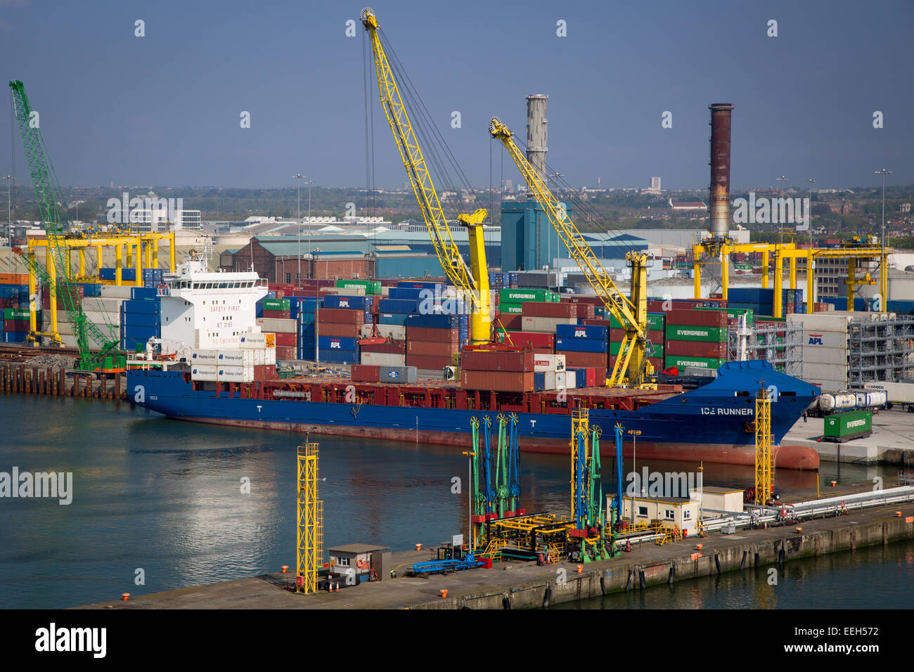 Barco de contenedores que se descargan en los muelles, en Dublín, Irlanda, Irlanda Foto de stock