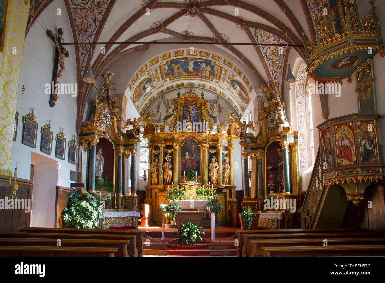 Interior de Santa Iglesia Maddelena en Val di Funes, dolomitas, Trentino-Alto Adigio, Italia Foto de stock