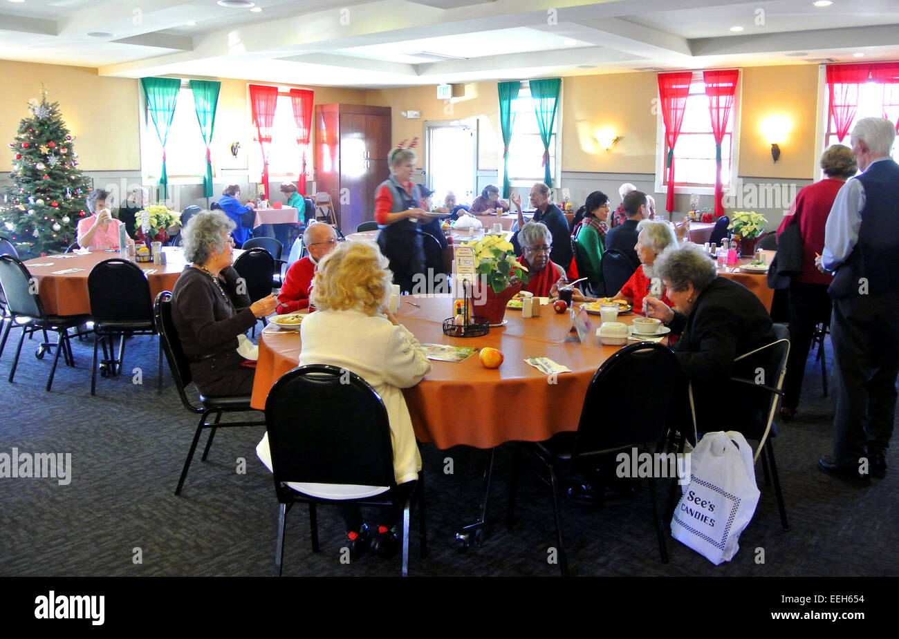 Los ciudadanos senior almuerzo en Whistlestop envejecimiento Senior Center en San Rafael Foto de stock