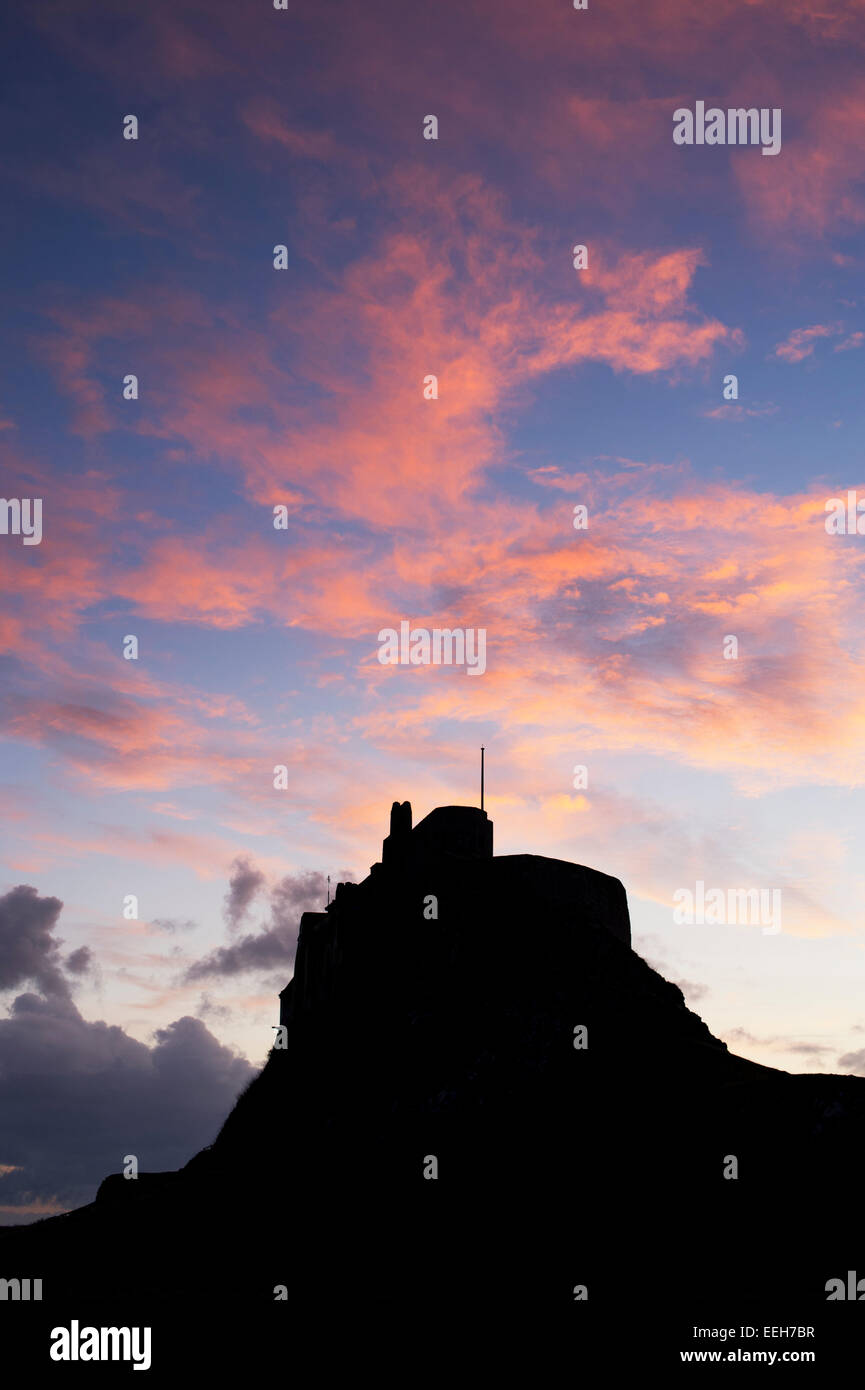 Castillo de Lindisfarne al amanecer en la Isla Sagrada, Northumberland, Inglaterra. Silueta Foto de stock