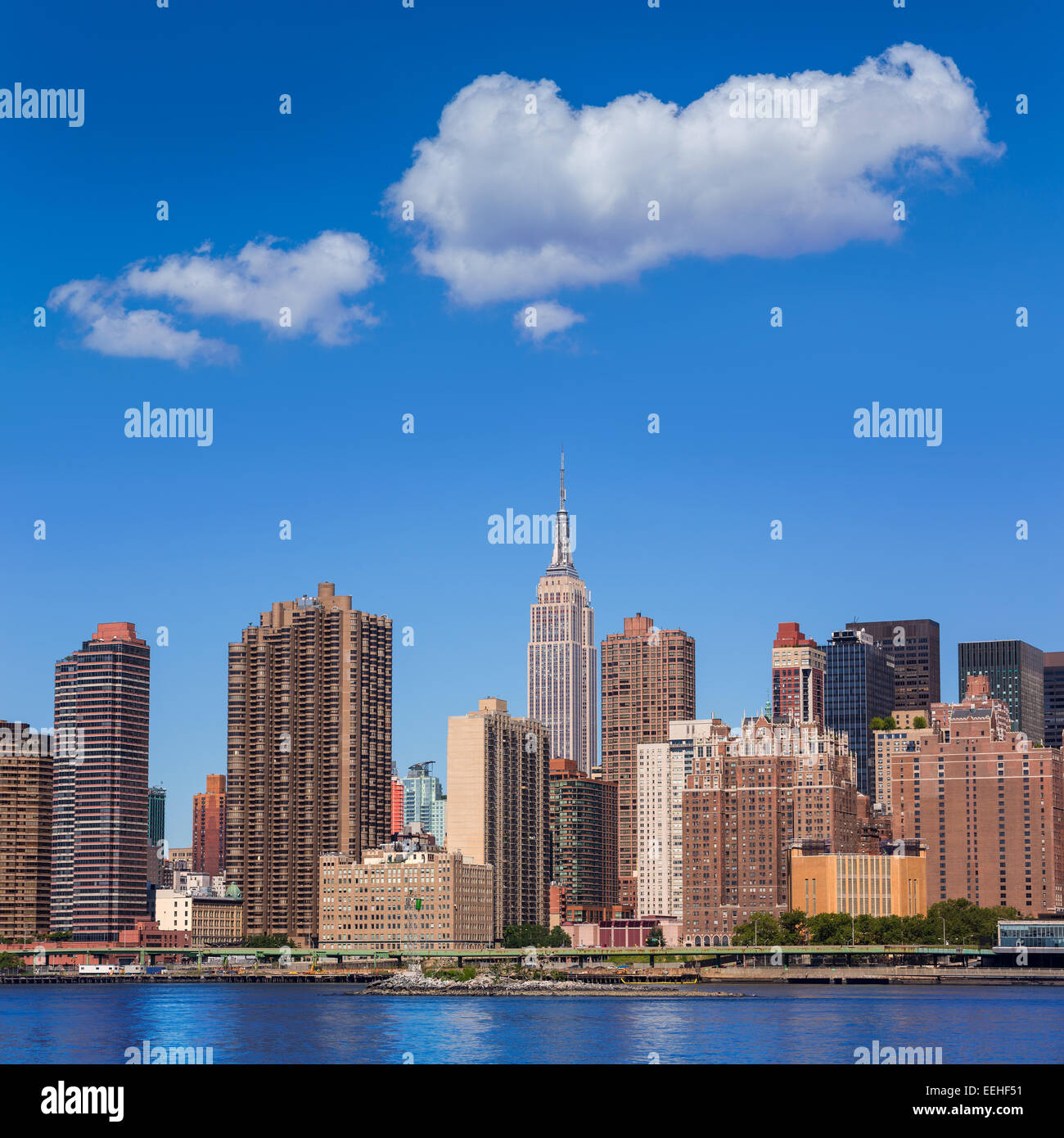 Nueva York Manhattan skyline soleado East River de Nueva York EE.UU. Foto de stock