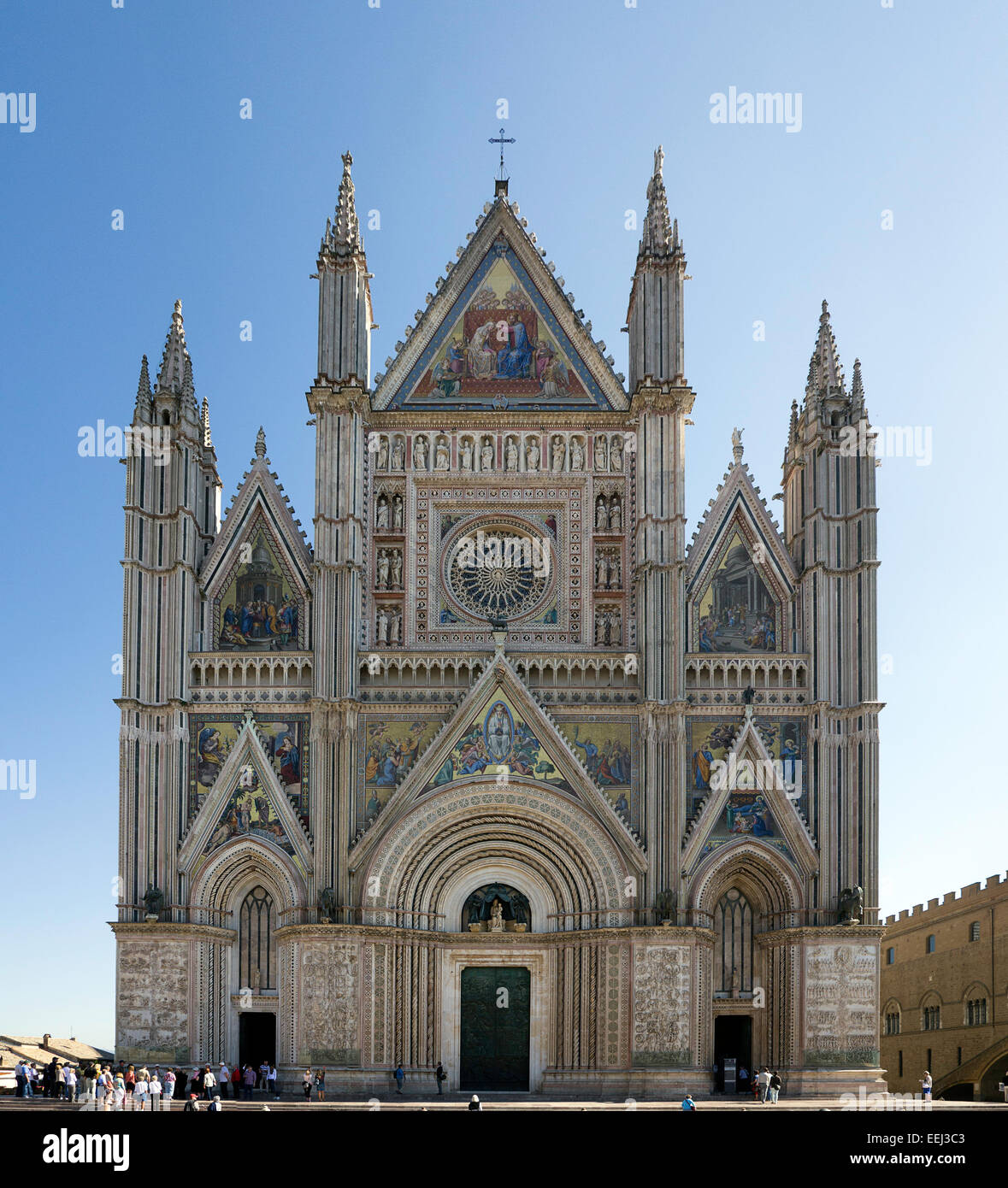 La gótica fachada frontal (oeste) de la Catedral de Orvieto en Orvieto, Umbría, Italia. Construido principalmente en el siglo 14. Foto de stock